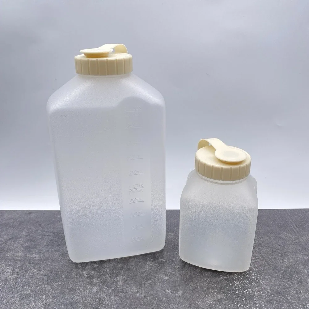 Lot of 2 Rubbermaid Bottles 2 qt 2468 and 1 pint 0229 + Beige Flip Top Lids 2464